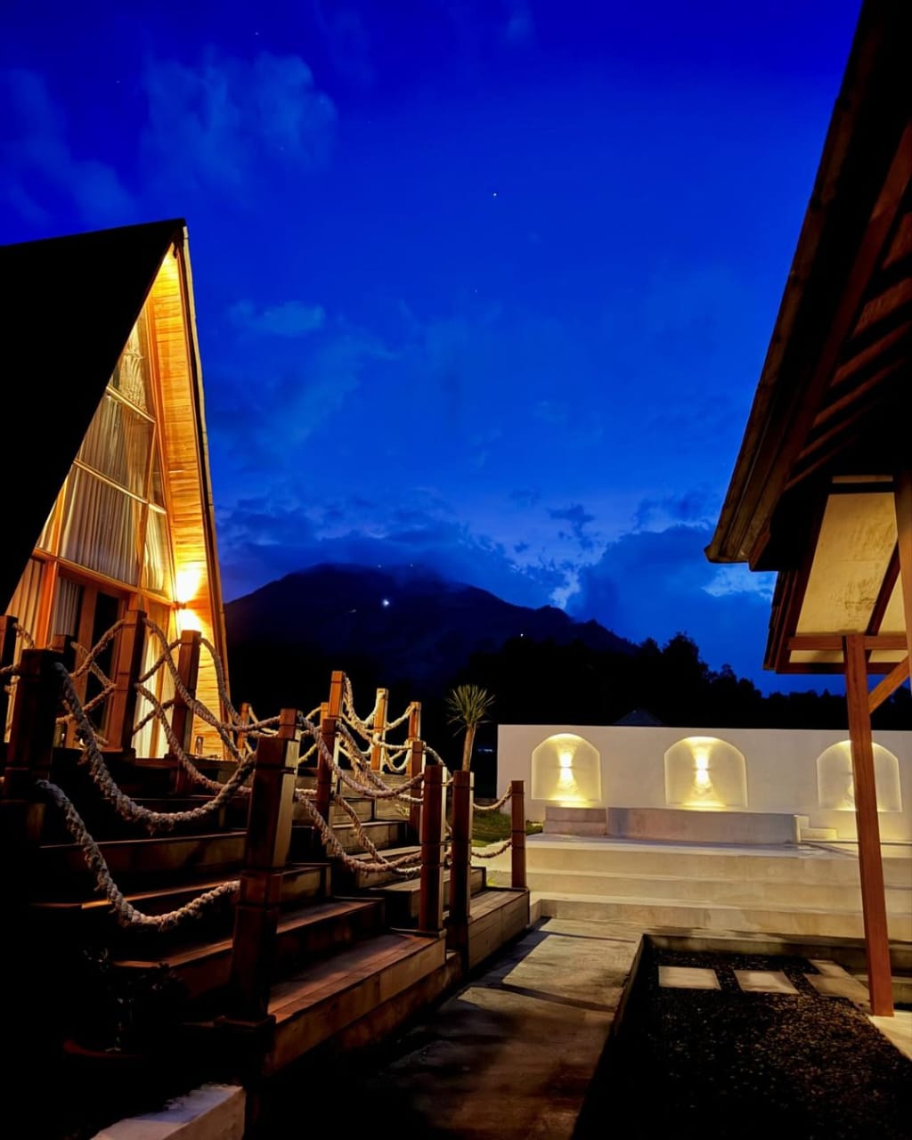 AIR PANAS: Volcano Side Bali, salah satu glamping instagramable  di Kintamani Bali yang sangat ideal untuk berendam di air panas alami sambil nikmati udara sejuk.