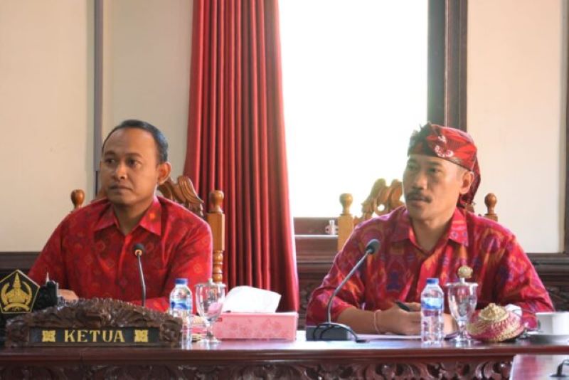 Ketua Komisi I DPRD Tabanan I Putu Eka Putra Nurcahyadi (kiri) dalam rapat koordinasi membahas persiapan rekrutmen PPPK di gedung DPRD Tabanan.