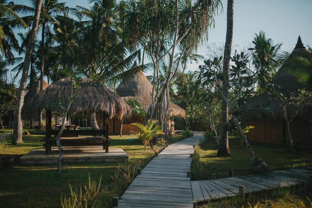 BEACH CLUB: Hotel di Nusa Lembongan terkesan seperti beach club, tetapi bisa untuk BBQ bersama keluarga mirip glamping di Kintamani Bali.