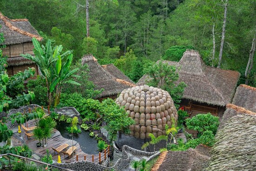 DEDAUNAN: Tempat glamping berupa hotel ini berada di tengah hutan pinus kintamani Bali yang dibuat dari kayu dan dedaunan.