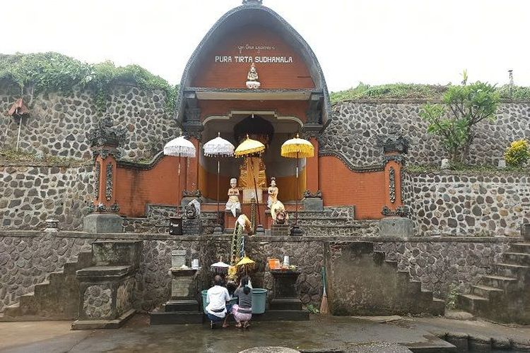 NON MEDIS: Pura tempat melukat di Buleleng ini sangat favorit bagi umat Hindu Bali karena diyakini bisa sembuhkan penyakit non medis.