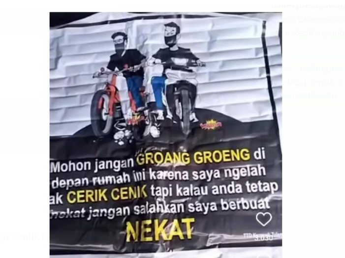 Seorang pemilik rumah di Bali pasang himbauan kepada pemotor dengan knalpot brong