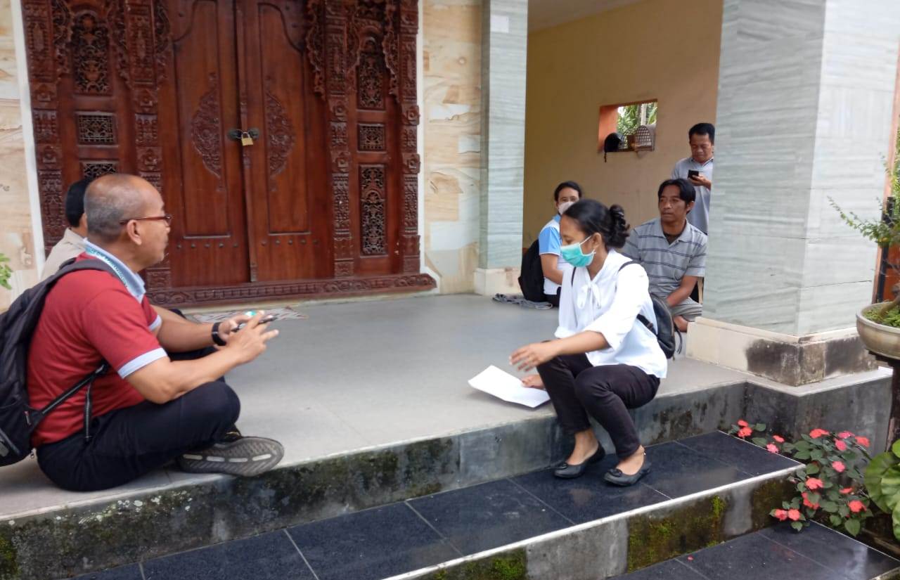 Petugas mendatangi rumah korban dugaan maningitis di Karangasem, Bali.