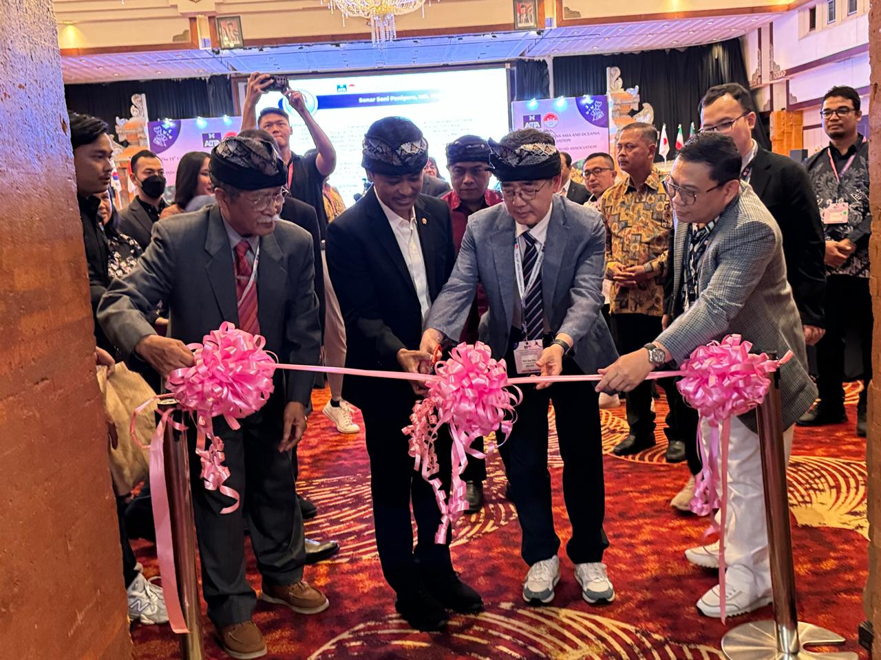 The Indonesian Tyroid Association (InaTA) menyelenggarakan Kongres ke-14 Asia and Oceania Thyroid Association (AOTA).