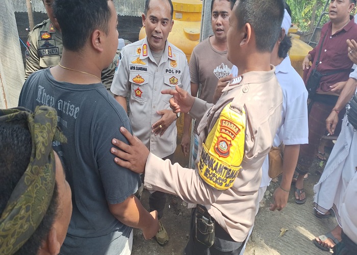 DIKELUHKAN : Mediasi yang dilakukan Satpol PP bersama pengusaha ayam petelur dan warga.