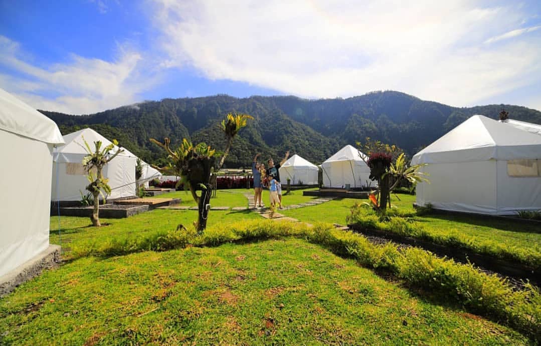 BEDUGUL: Mencari pengalaman glamping seru? Selain di Kintamani Bali juga bisa dinikmati di Taman Danu Camp Bedugul. Bisa bikin api unggun di pinggir Danau Beratan.