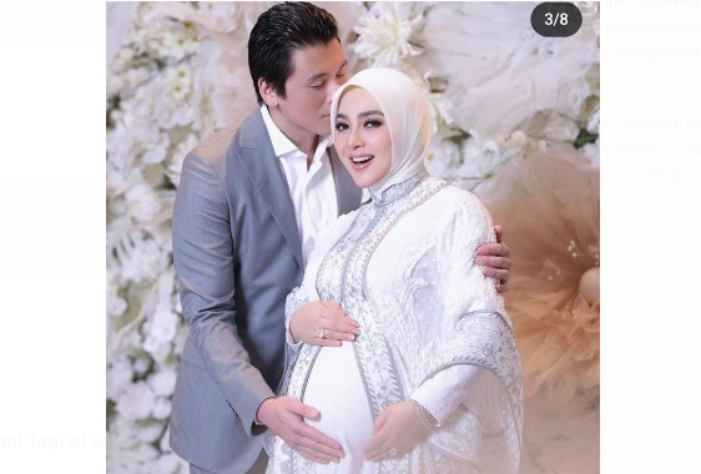 Syahrini mengunggah potret dirinya yang tengah hamil tua bersama sang suami Reino Barack
