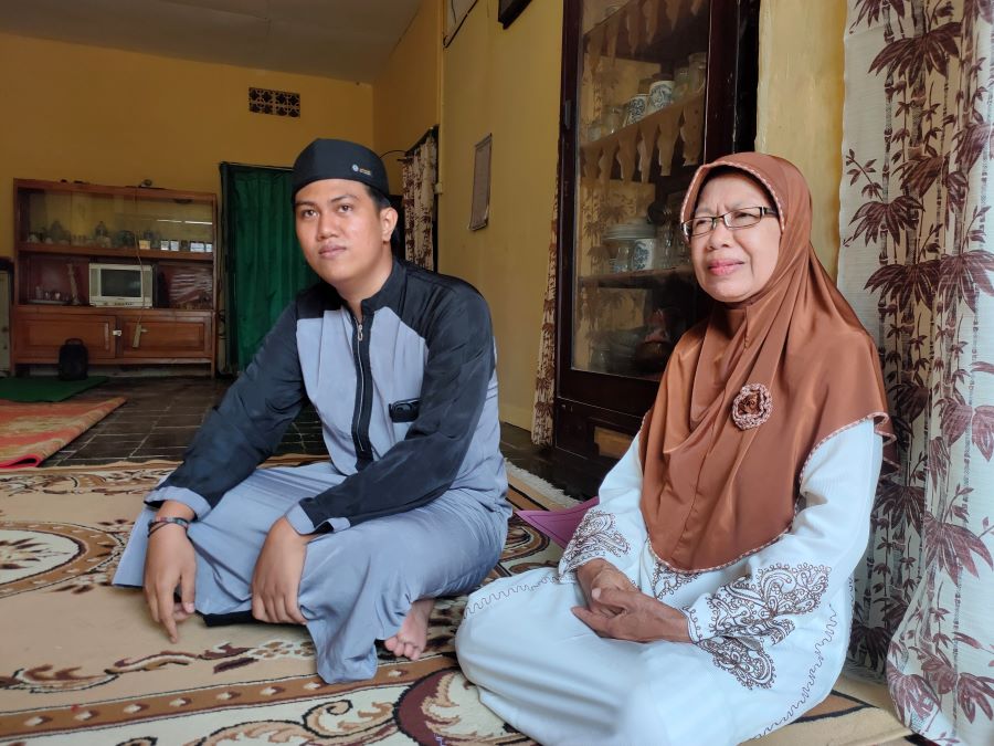 Dimas Adi Sudarmono dan ibunya Zaenab Zainudin, warga Buleleng, Bali mempersiapkan diri untuk berangkat naik haji.
