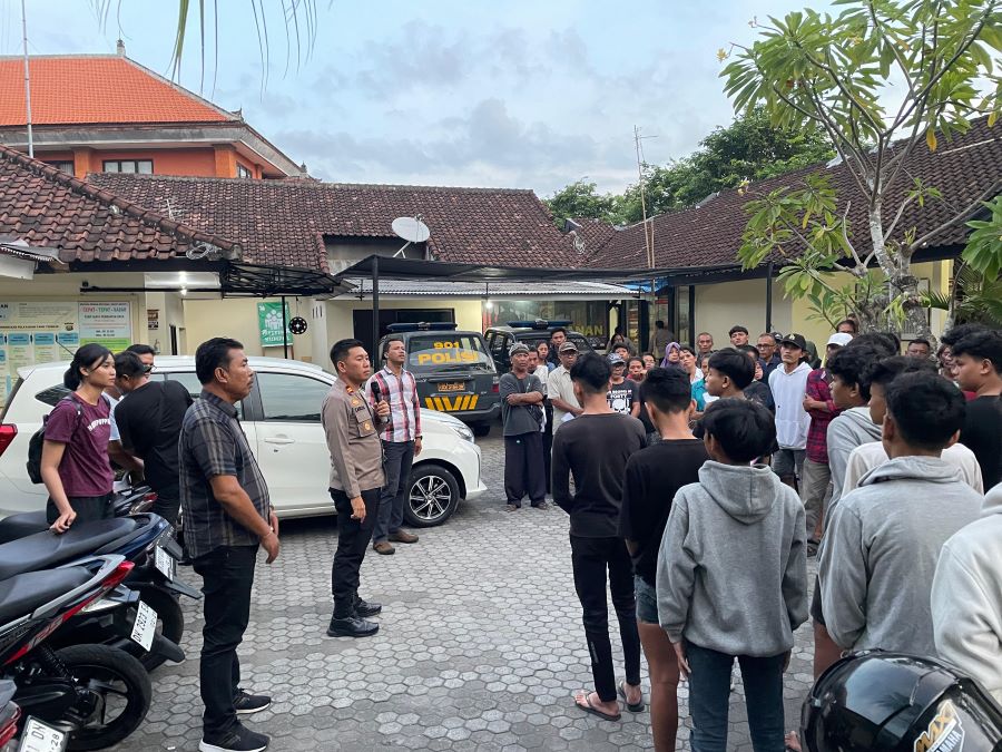 Aparat Polsek Denpasar Utara membina belasan pelajar SMP yang berencana tawuran di Lapangan Lumintang, Kota Denpasar, Bali.