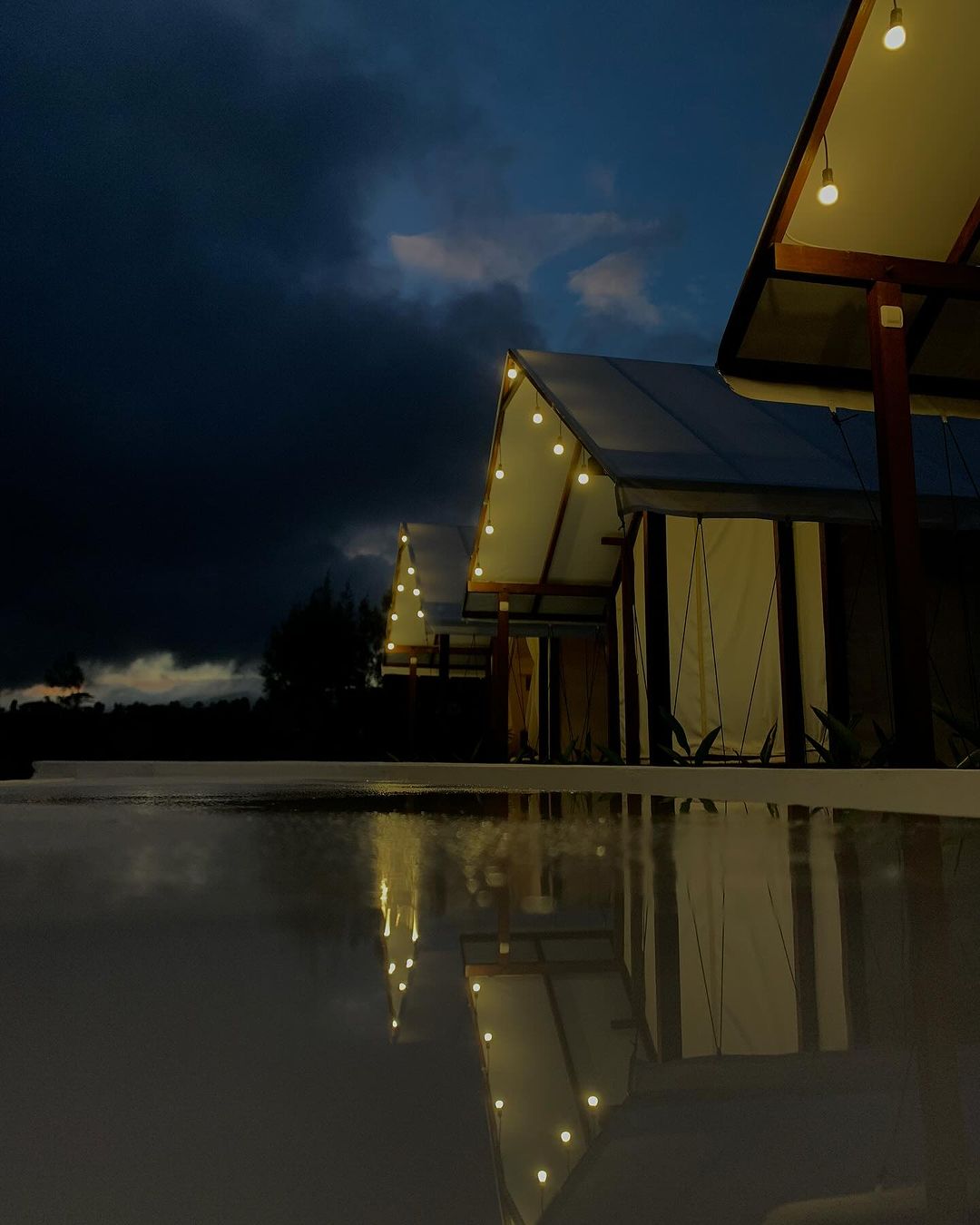 EKSOTIS: Glamping di Kintamani Bali ini sangat cocok untuk liburan bersama orang tersayang. Bisa menikmati pemandangan tiga gunung dan city lights.