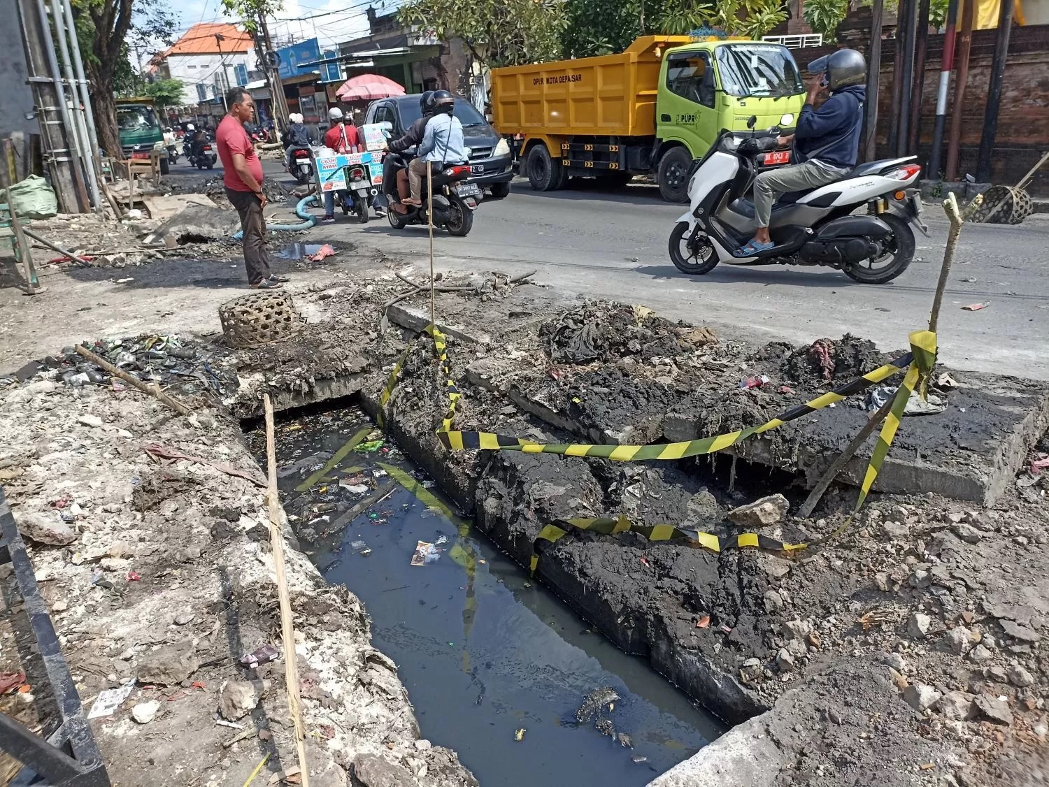 BIANG SAMPAH: Air got di jalan Merpati  Denpasar meluap dan akhirnya di gali oleh PUPR  Denpasar, sampah pun menumpuk. (adrian suwanto/radarbali.id)