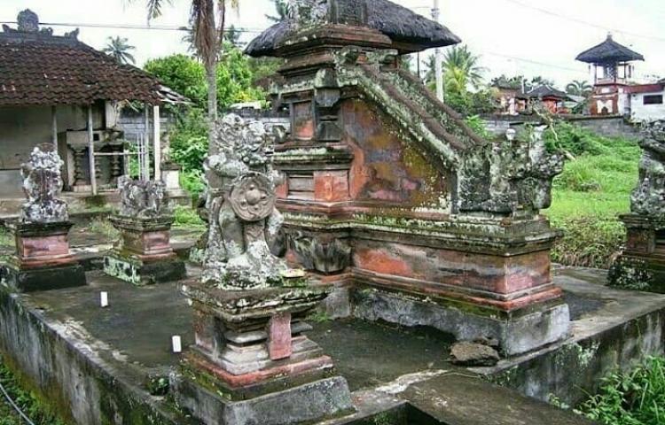 SUMUR: Keajaiban empat sumur di Pura Luhur Kanda Pat Sari sudah ada yang membuktikan, di antaranya para pengangguran dan orang sakit.