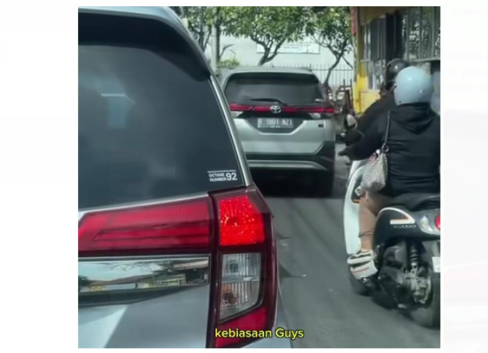 Pengemudi plat luar Bali terlihat menerobos antrean kemacetan di jalanan Bali