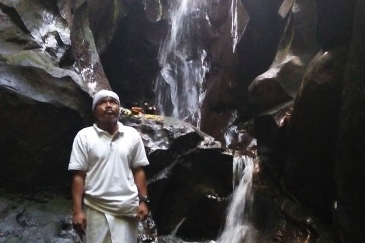 BIKIN AWET MUDA: Salah satu tempat melukat umat Hindu Bali ini diyakini bisa bikin awet muda. Lokasinya sangat tersembunyi dan jarang ada yang berani masuk.