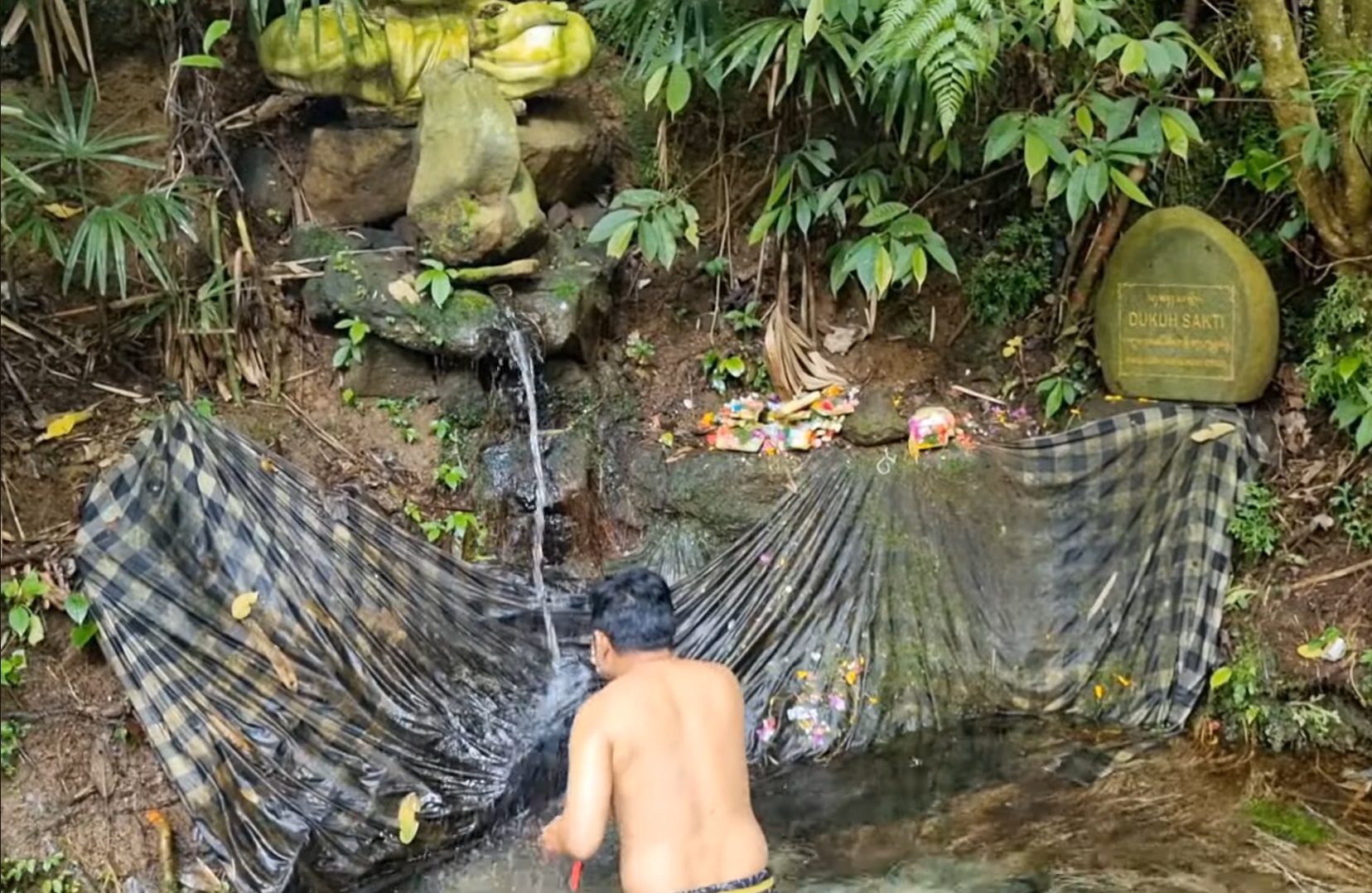Melukat di Pura Kedatuan Raksa Sidhi, Desa Senganan, Kecamatan Penebel, Tabanan