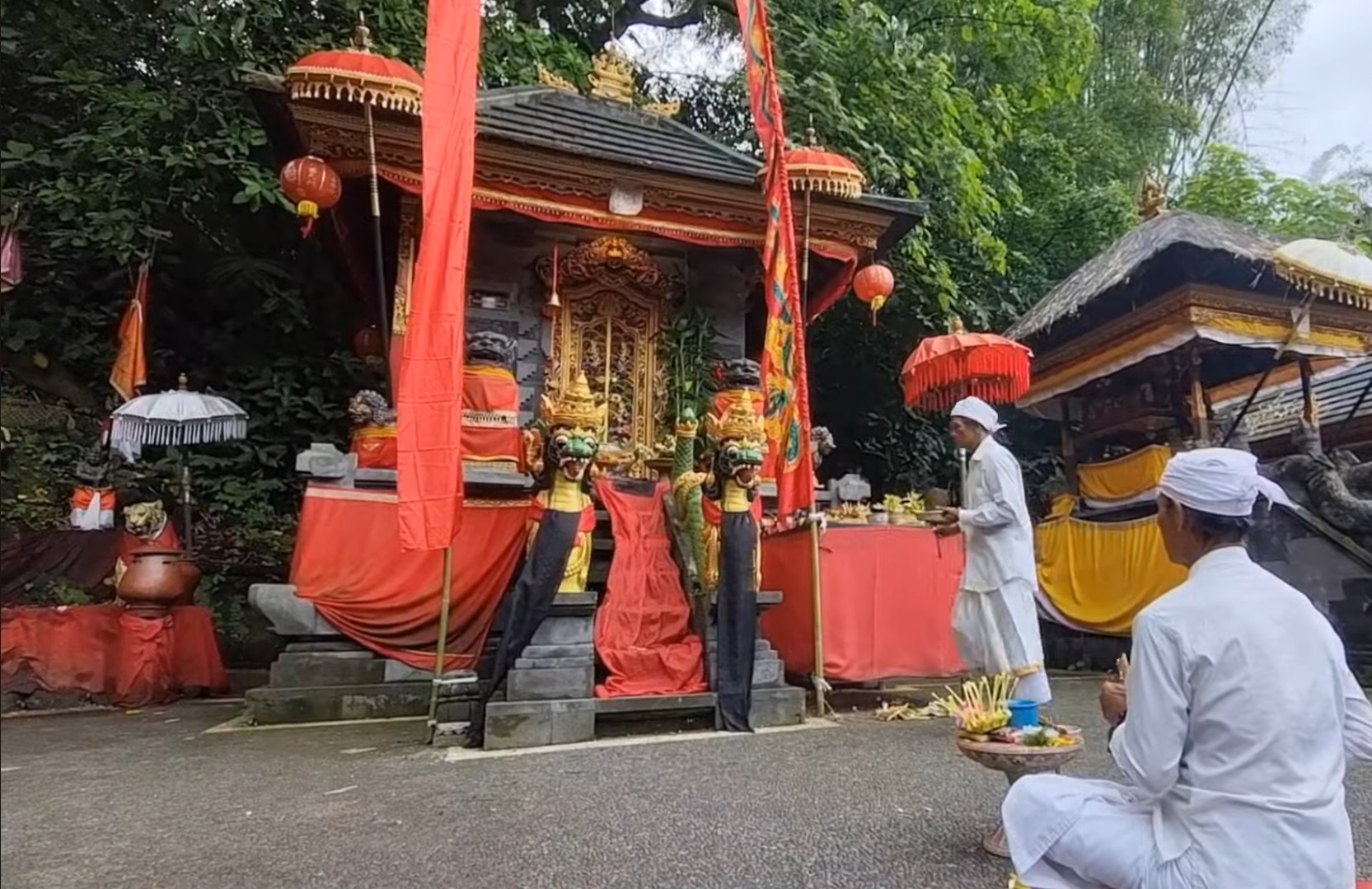 proses persembahyangan di Pura Kedatuan Raksa Sidhi setelah melalui ritual melukat