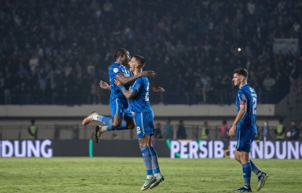 Pemain Persib Bandung melakukan selebrasi seusai mengalahkan Madura United saat pertandingan leg pertama final Championship Series-BRI Liga 1 di Stadion Si Jalak Harupat, Kabupaten Bandung