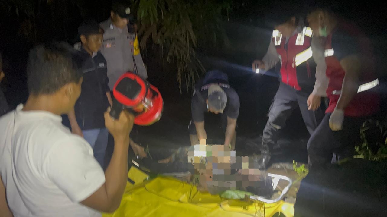 EVAKUASI: Petugas mengevakuasi jenazah kakak-beradik dari bawah Tukad Bangkung yang diduga nekat mengakhiri hidup dengan melompat.