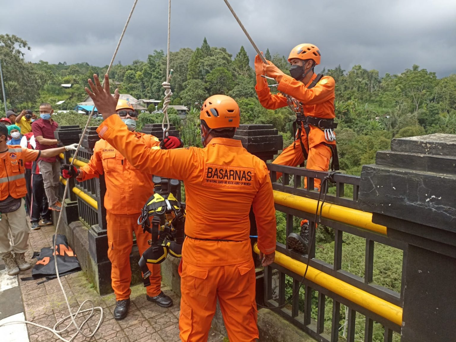 Evakuasi korban bunuh diri di jembatan Tuikad Bangkung pada 2021 lalu.