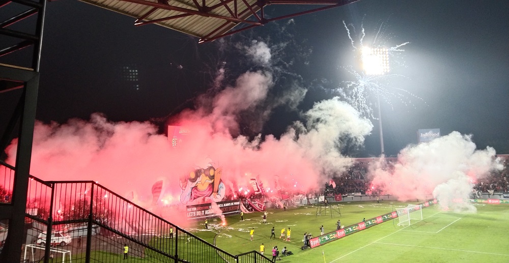 Suporter menyalakan flare saat laga Bali United Vs Borne FC dalam perebutan juara tiga championship series Liga 1 di Stadion Kapten Dipta, 25 Mei 2024