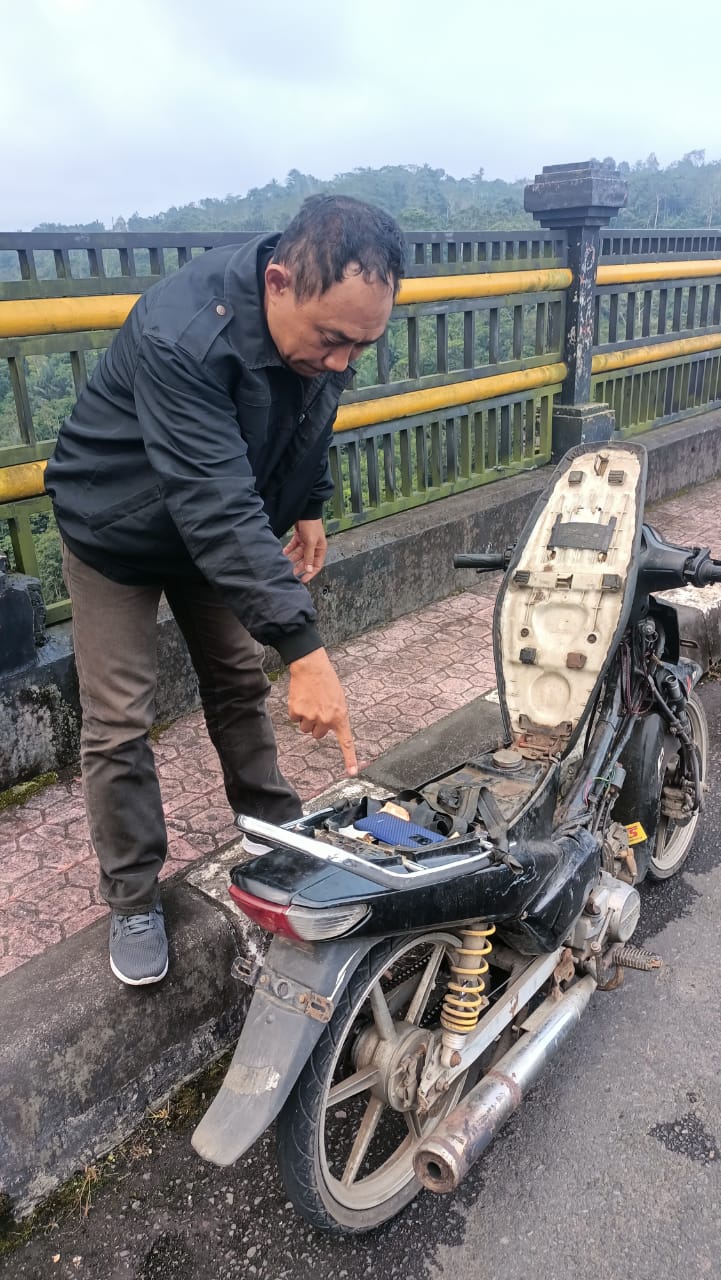 PEMERIKSAAN: Polisi memeriksa motor milik korban kakak-beradik yang tewas usai diduga bunuh diri di Jembatan Tukad Bangkung.