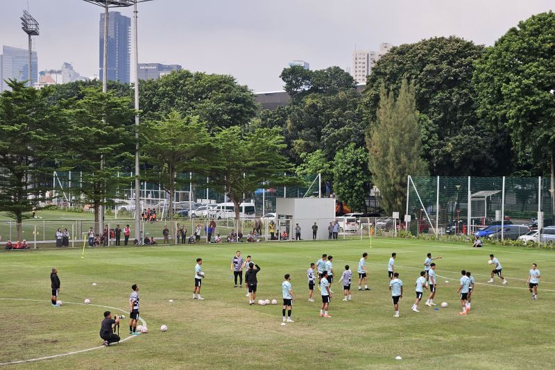 Suasana latihan timnas Indonesia di Lapangan latihan ABC, komplek Gelora Bung Karno, Jakarta, Selasa (28/5/2024). (ANTARA/RAUF ADIPATI)