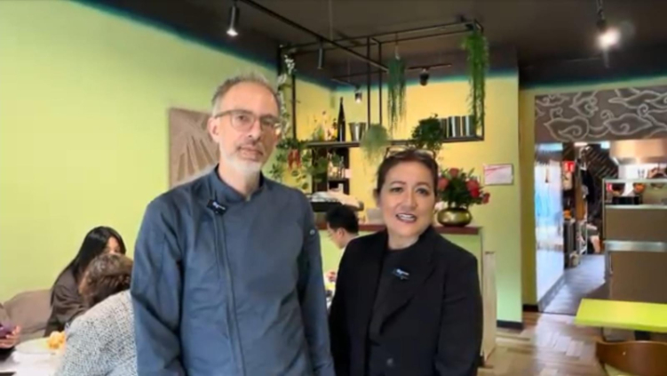 Renu Lubis dan Eduard Roesdi pendiri restoran Nona Manis di Oegstgeest, Belanda.