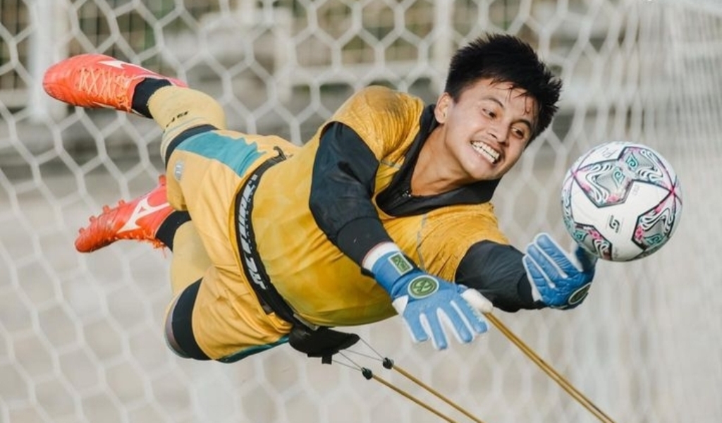 Penjaga gawang Raka Surya Handika berpeluang mengakhiri musim 2023/2024 dengan 0 menit bermain.