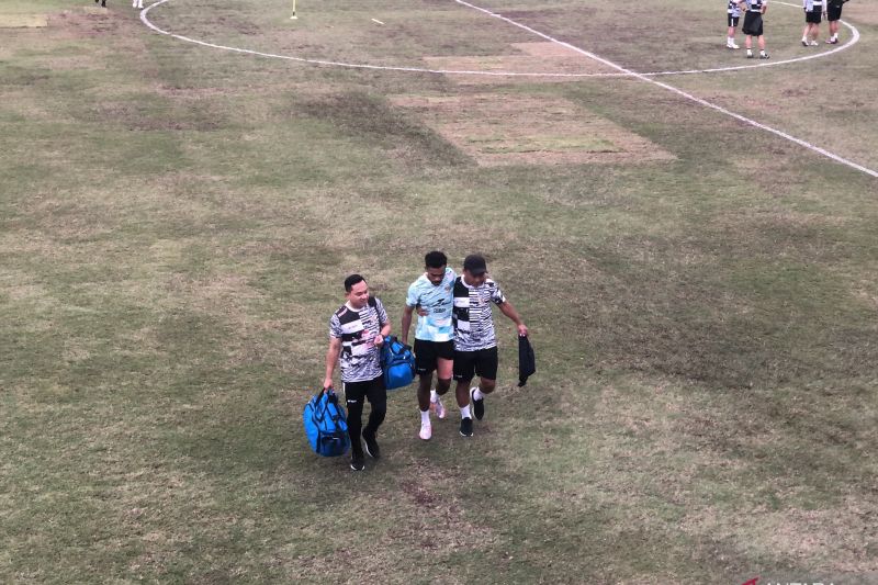 Bek Yance Sayuri dibopong tim medis timnas Indonesia saat ia menderita cedera di sela-sela latihan fisik bersama skuad Garuda di Lapangan Sepak Bola B Gelora Bung Karno, Jakarta, Selasa (28/5/2024).
