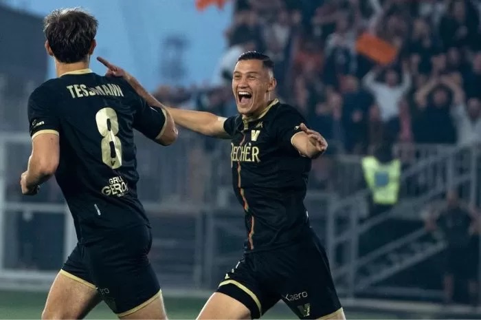 Jadwal padat Venezia berpotensi membuat Jay Idzes (kanan) absen dari beberapa laga penting Timnas Indonesia. (Venezia)