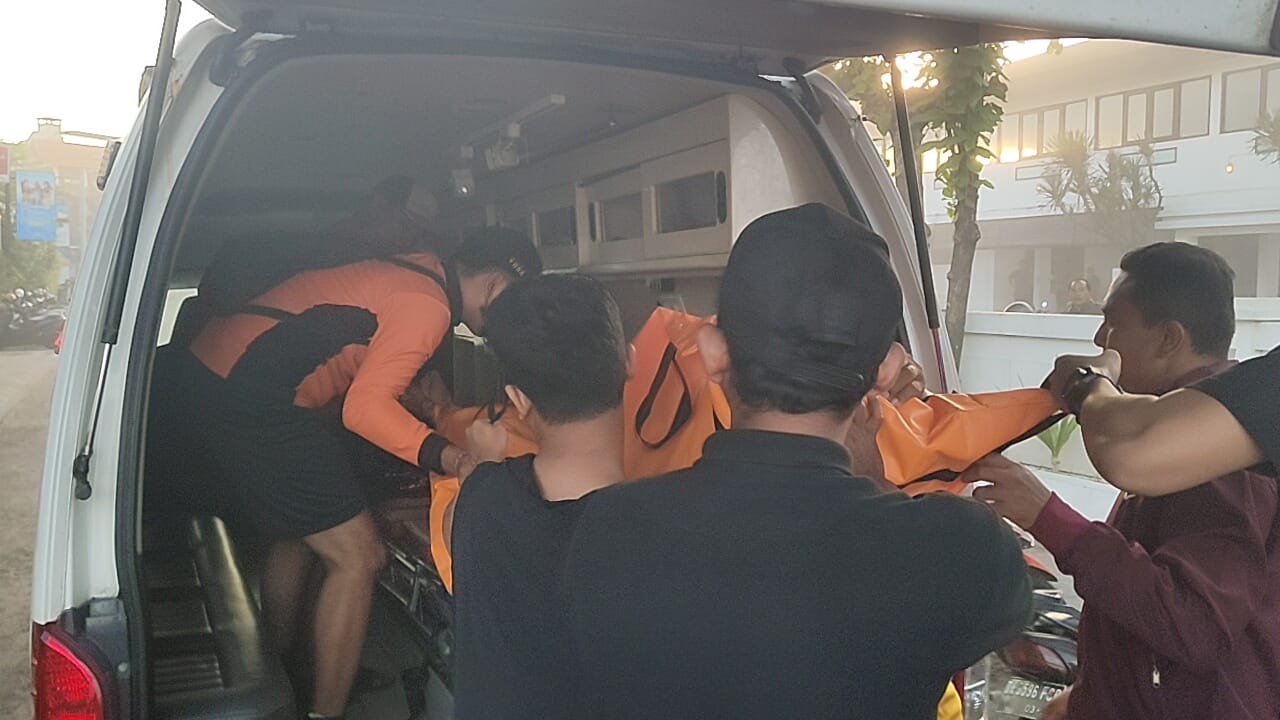 Jenazah buruh bangunan asal NTT yang terseret arus di Pantai Batu Belig Bali dievakusia pada Selasa, 28 Mei 2024.