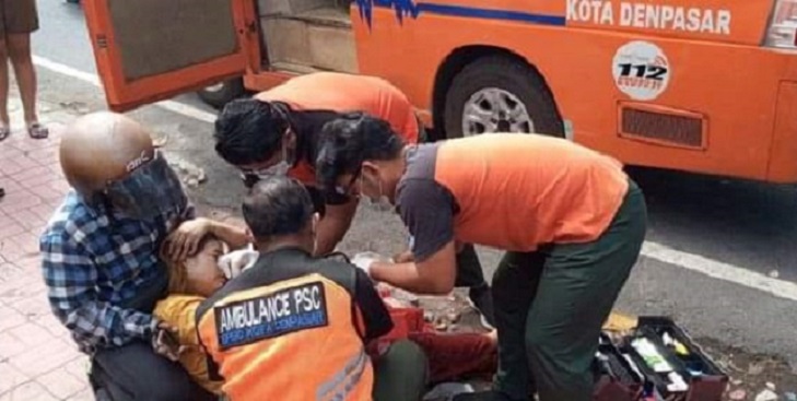 Salah satu korban ledakan di Basker Laundry dievakuasi BPBD Denpasar