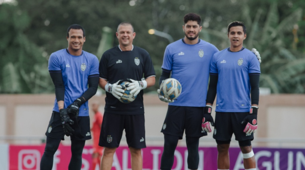 Dari kiri ke kanan, Muhammad Ridho, pelatih kiper Bali United Marcelo Pires, Adilson Maringa, dan Rakasurya Handika