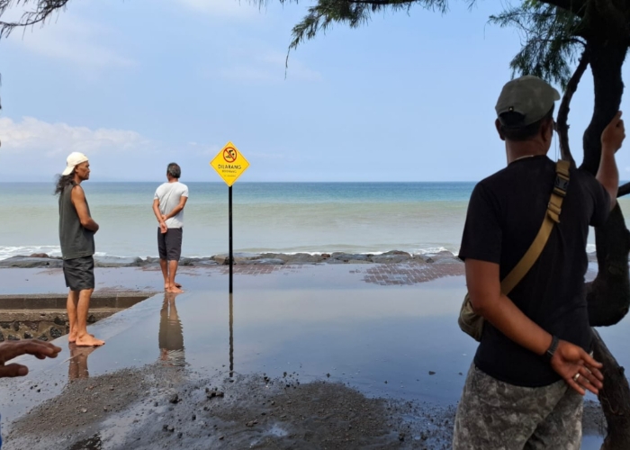 DITERJANG : Kondisi gelombang pasang di pesisir Kabupaten Klungkung, Bali, Rabu (29/5).