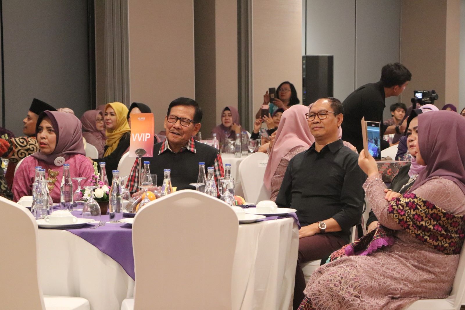 Wabup Badung Suiasa (dua dari kanan) menghadiri gala dinner Rakernas Alisa Khadijah Ikatan Cendekiawan Muslim se-Indonesia&nbsp;(ICMI) di Hotel Harris Sunset Road Kuta, Selasa, 28 Mei 2024.
