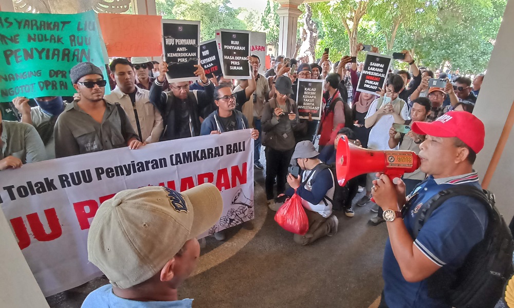 Demo menolak RUU Penyiaran di DPRD Bali juga menyinggung pasal yang mengekang kebebasan berekspresi karena mewajibkan konten kreator Youtube dan lainnya melakukan verifikasi