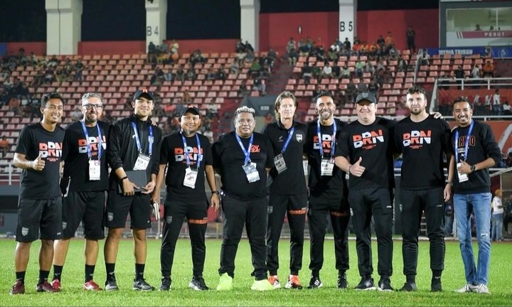 Demerson Bruno Costa (4 dari kanan) bersama Bos Borneo FC, Nabiel Husain dan tim pelatih Borneo FC