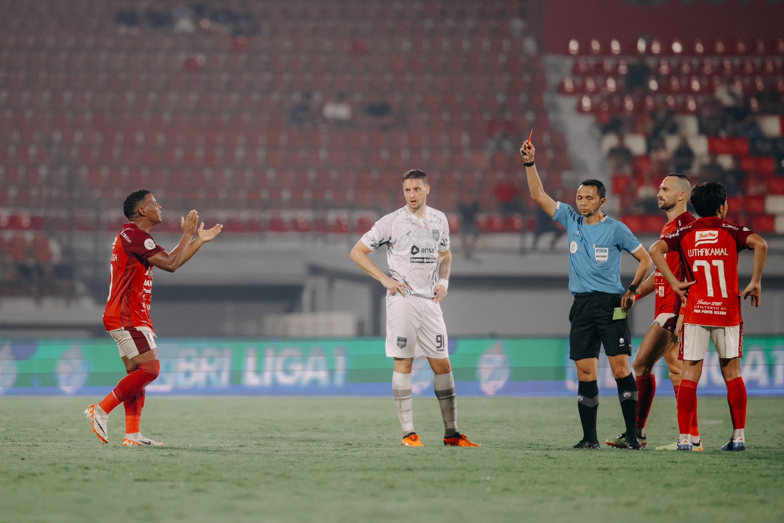 Eber Bessa mendapat kartu merah sehingga tidak bisa main di leg 2 perebutan juara 3 atau juara pelipur lara