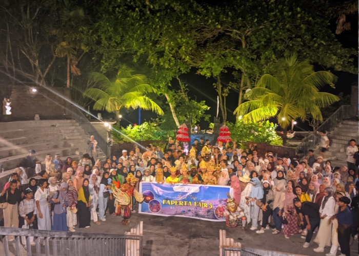 Semua finalis foto bersama dengan penari, setelah selesai menonton tari kecak.