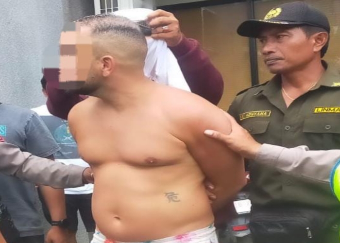 DIAMANKAN: Paul diamankan setelah mengamuk.