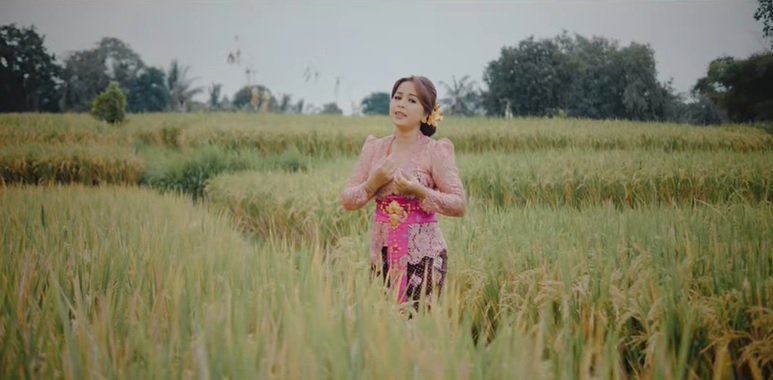 Penyanyi Agustin kembali merilis lagu terbaru yang berjudul Setata Pipis