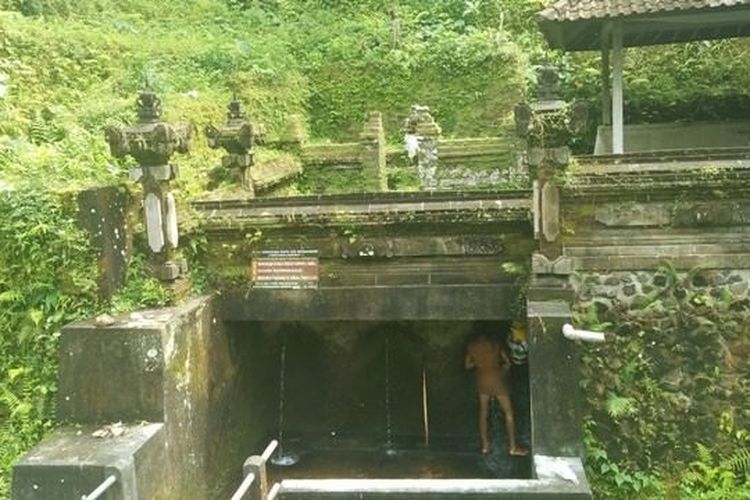 KETURUNAN: Bagi umat Hindu Bali yang memiliki riwayat sulit punya keturunan dan penderita kencing batu, disarankan melukat di tempat ini. Syaratnya sederhana.