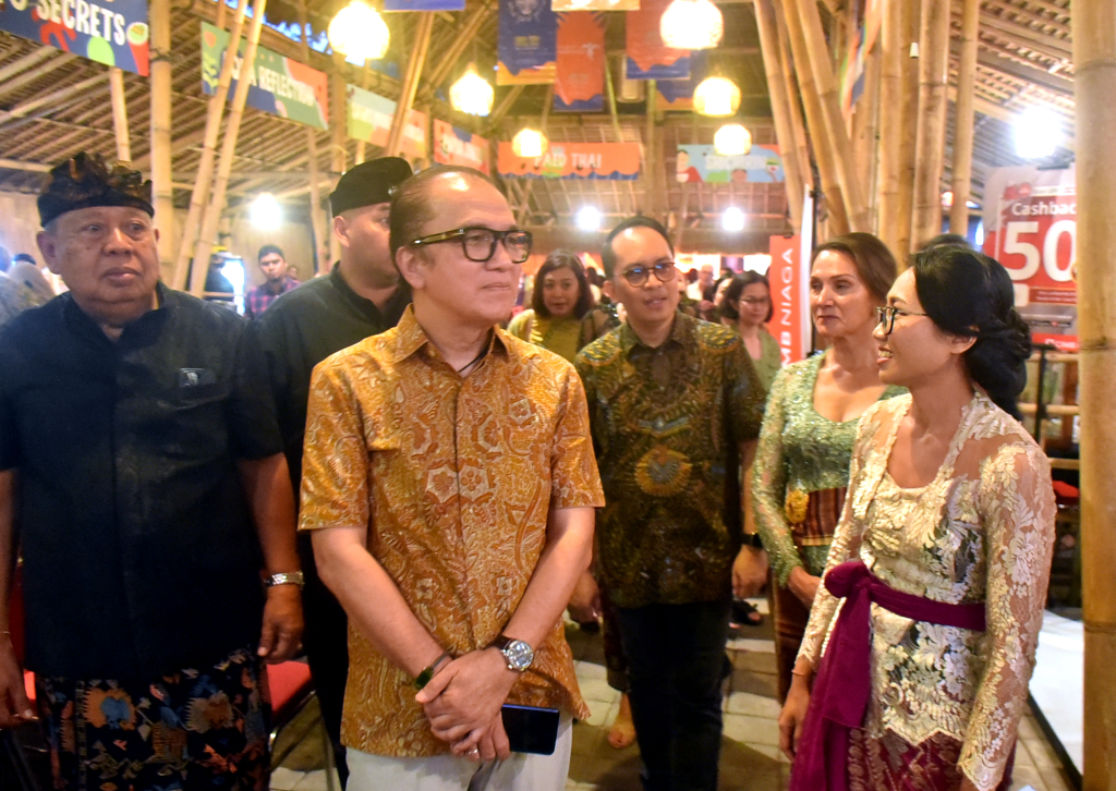 Dari kiri ke kanan, Janet DeNeefe, Pendiri & Direktur UFF, ⁠Dr. Drs. I Ketut Suardana, M.Phil.H., Ketua Yayasan Mudra Swari Saraswati, ⁠Tantowi Yahya, Chairman of Kura Kura Bali Turtle Island Developm