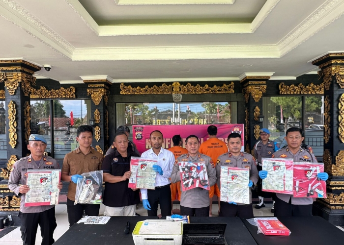 Rilis pers kasus pemalsuan STNK di Mapolres Klungkung.
