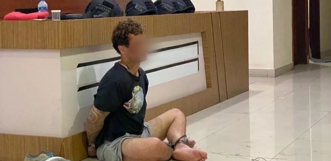MPDNES diringkus dan dibawa ke Mapolsek Kuta Selatan usai mengamuk di sebuah kafe di Jimbaran, Bali.