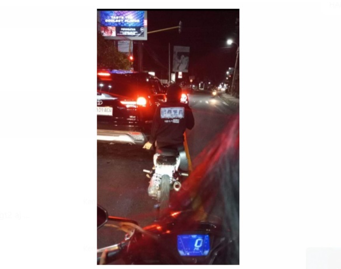 Beredar sebuah foto remaja menggunakan hoodie bertuliskan Gaza yang disebutkan berada di Buleleng Bali