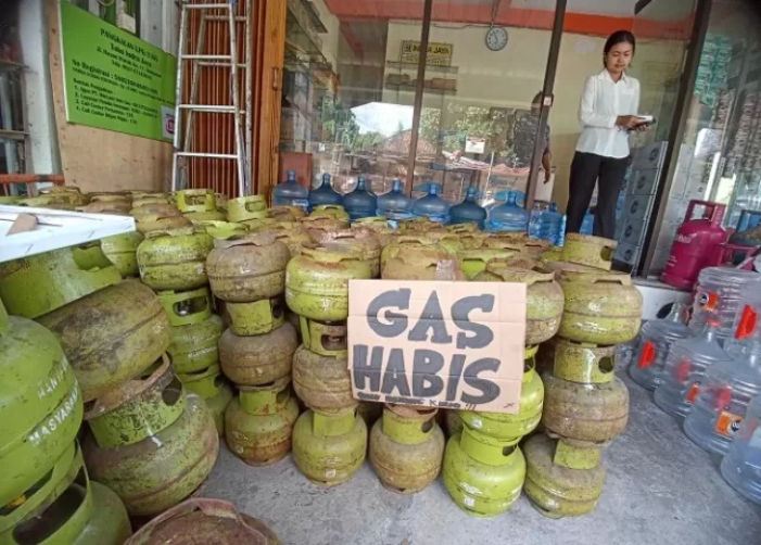 Warganet di media sosial mengeluhkan kelangkaan gas LPG 3 kg di daerah Denpasar