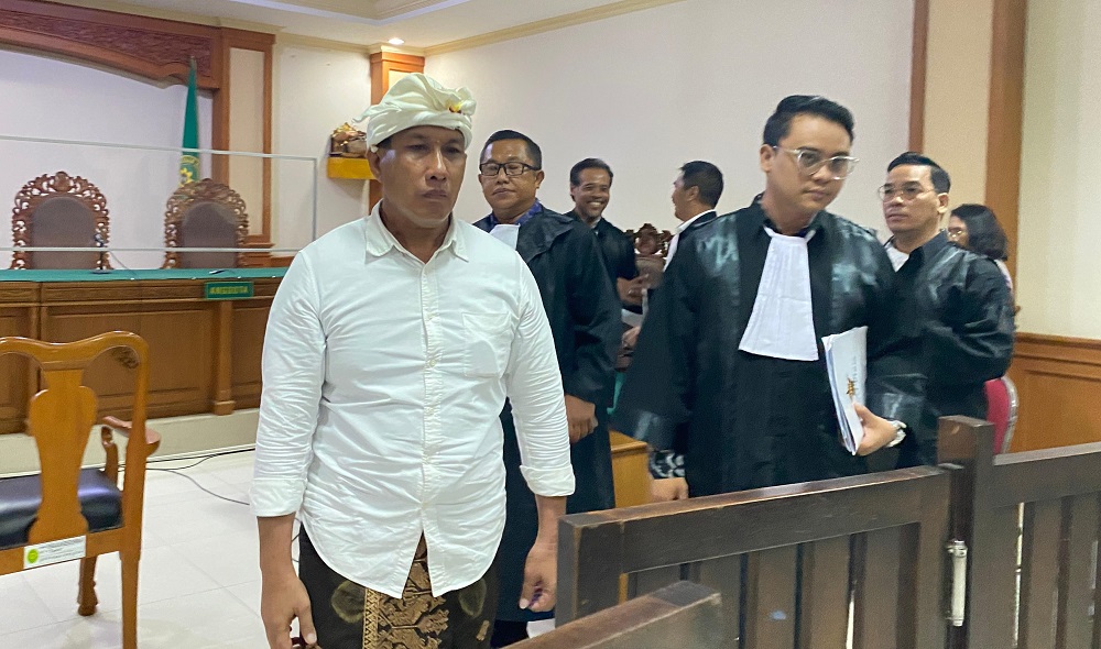 Bendesa Adat Berawa I Ketut Riana disidang di Pengadilan Tipikor Denpasar, 30 Mei 2024, dalam kasus pemerasan terhadap investor.