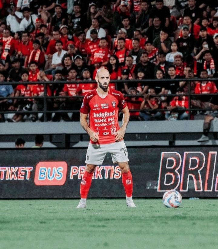 Gelandang Bali United Mohammed Rashid digeruduk Bonek.