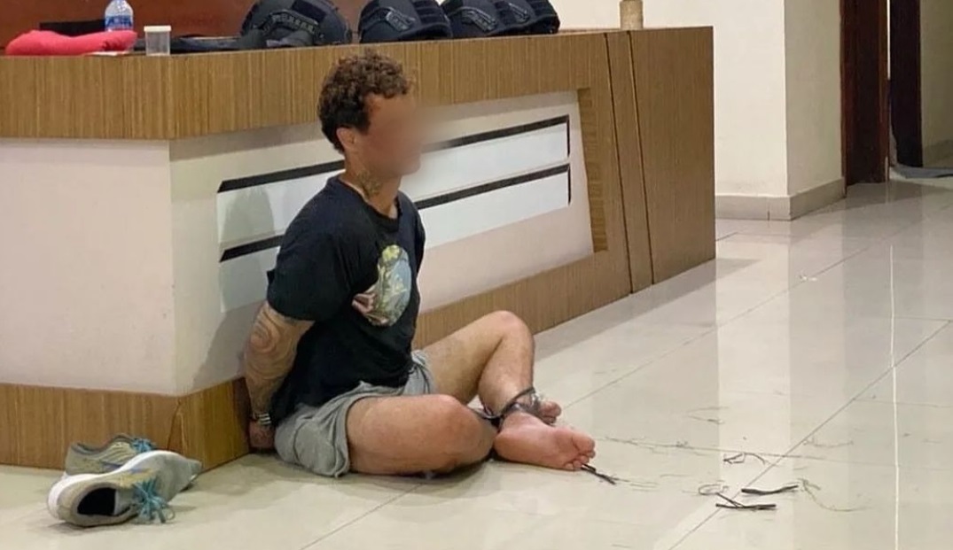Turis Brasil mengakuk di sebuah kafe di Jimbaran Bali lantaran dilarang merokok di ruangan ber-AC.